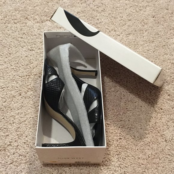 Nine West Black Leather Reptile Print Slip On Heels (Size: 8M) - Picture 8 of 8